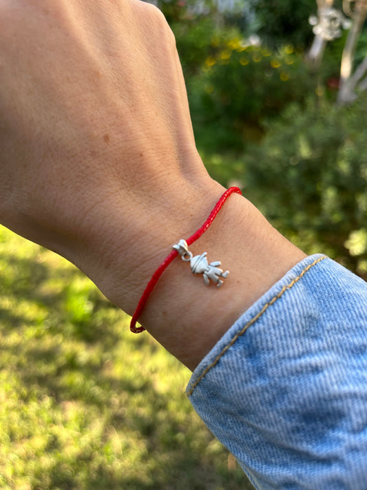 Pulsera de hilo rojo con cristales rojos  y niño en plata, ajustable de 15cm a 20cm