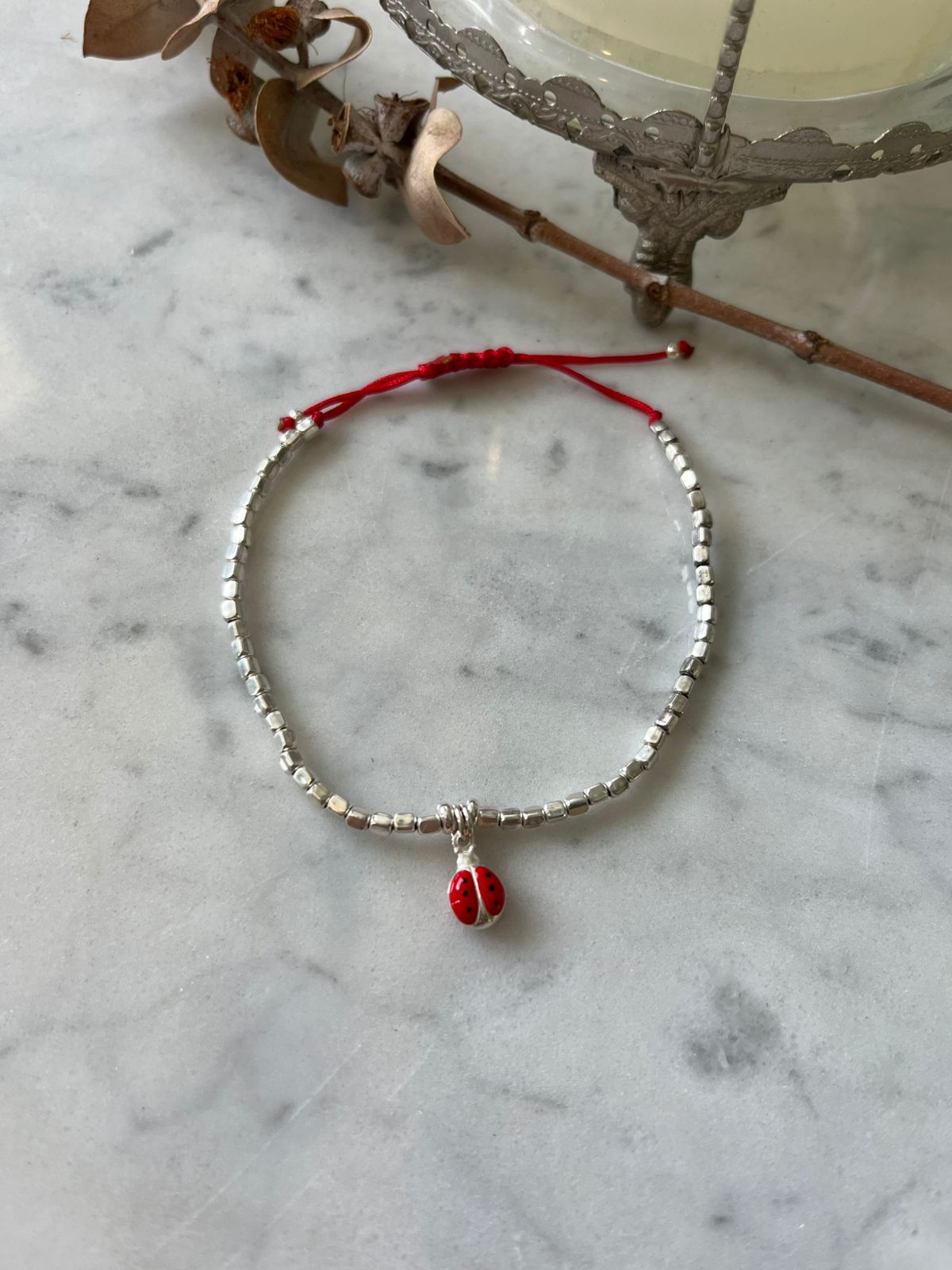 Pulsera hilo rojo de protección   con Chinita – Buena Suerte y Energía Positiva