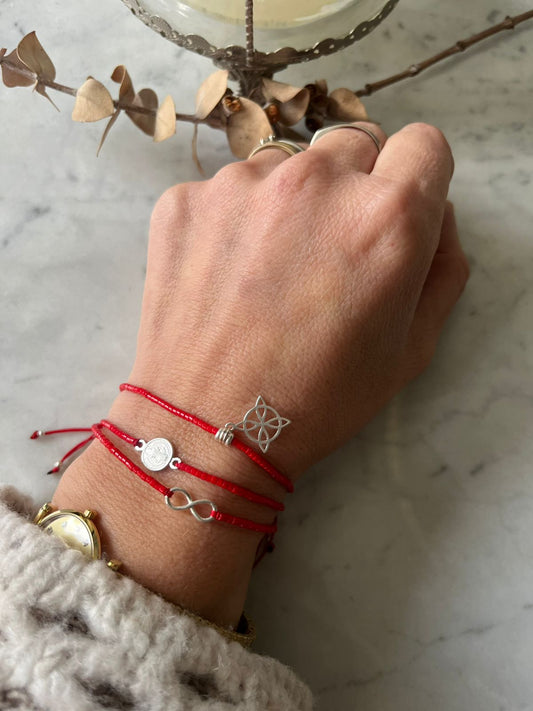 Pulsera hilo rojo de protección  con cristales rojos y Nudo de Bruja en plata, ajsutable de 15cm a 20cm