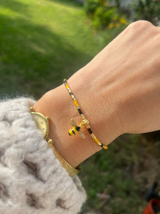 Pulsera cristales amarillos y negro con detalles en baño de oro de 24k, con abeja baño de oro, ajustable de 15cm a 20cm