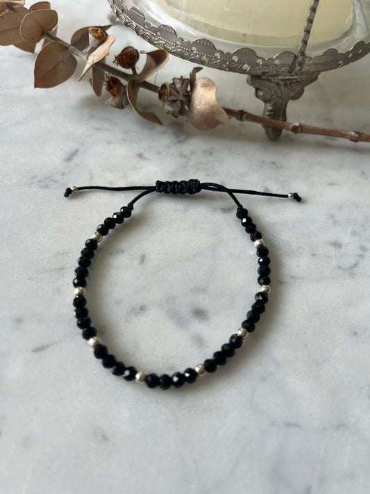 Pulsera hilo negro , cristales negros, detalles en plata ajustable de 15 a 20cm