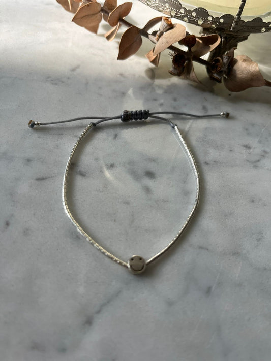 Pulsera hilo gris con mostacillas y Smile de plata