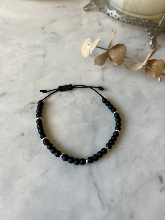 Pulsera kids de hilo negro con ónix mate y detalles de  plata, ajustable