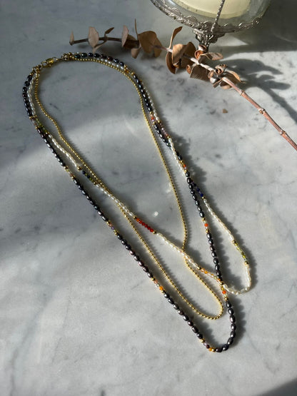Collar de piedras naturales triple, con perlas de rio , ágatas, lapislázuli, detalles baño de oro de 45cm
