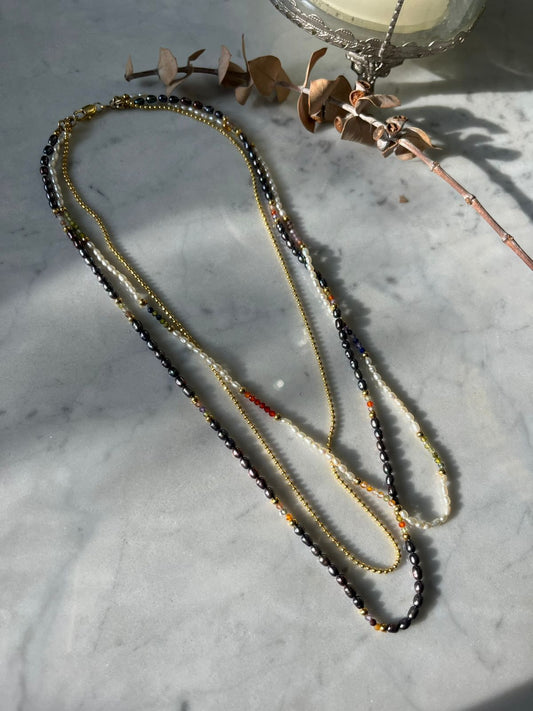 Collar de piedras naturales triple, con perlas de rio , ágatas, lapislázuli, detalles baño de oro de 45cm