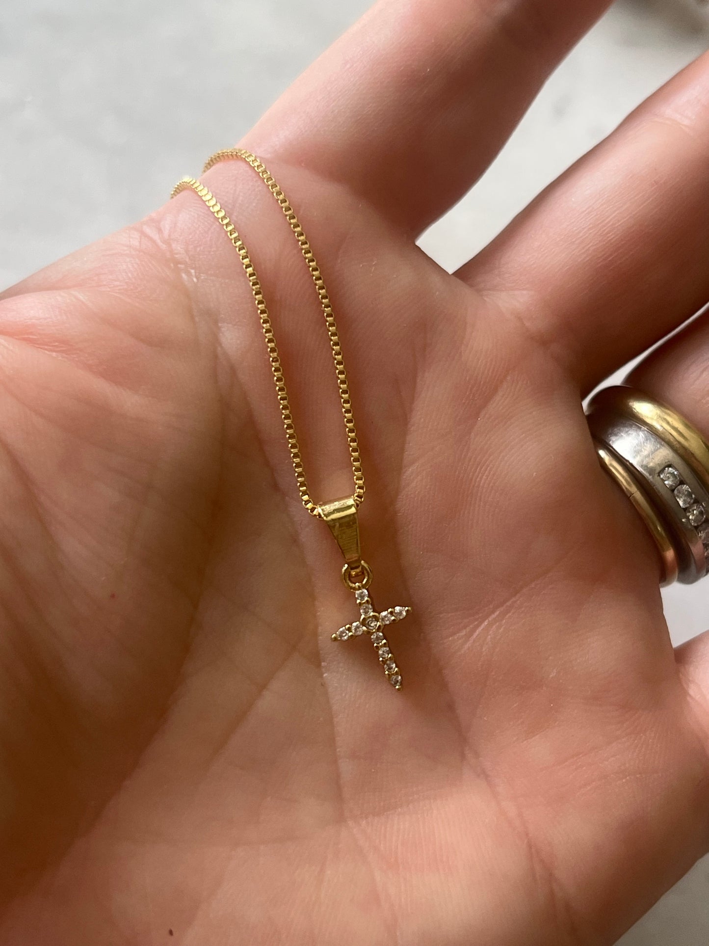 Cadena 45cm baño de oro 24k con mini cruz circones