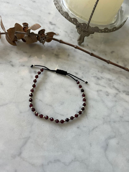 Pulsera de protección hilo negro, piedra natural granate y detalles de plata, ajustable de 15cm a 20cm