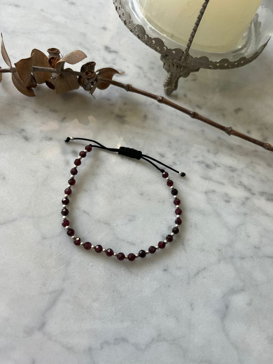 Pulsera de protección hilo negro, piedra natural granate y detalles de plata, ajustable de 15cm a 20cm