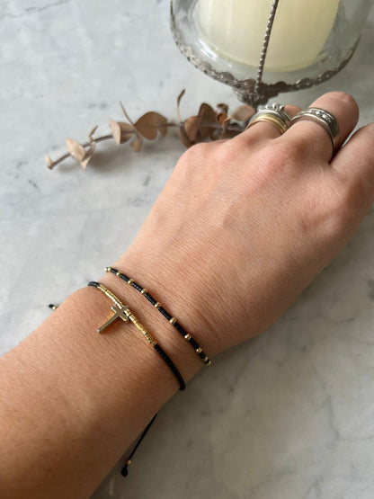 Pulsera cristales negros con detalles en baño de oro, ajustable de 15cm a 20cm