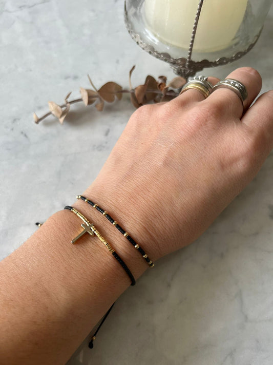 Pulsera cristales negros con detalles en baño de oro, ajustable de 15cm a 20cm