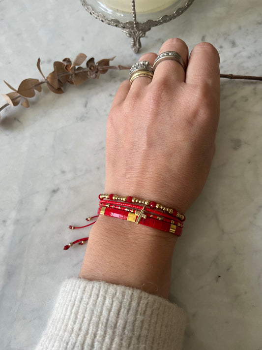 Pulsera cristales rojos y detalles en baño de oro, ajustable de 15cm a 20cm