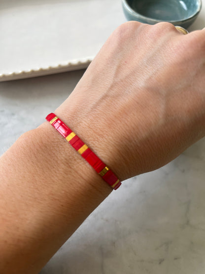 Pulsera hilo rojo cristales rojos y detalles en baño de oro, ajustable de 15cm a 20cm