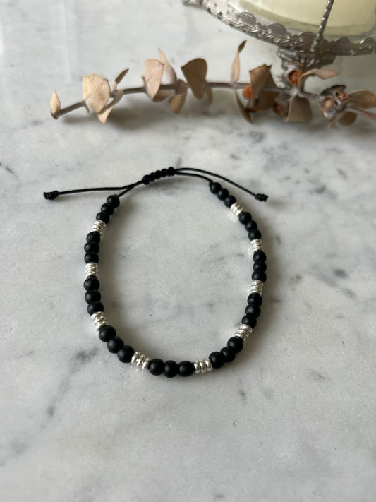 Pulsera hilo negro CON  Piedra Onix, con detalles de plata, ajustable de 15 a 20cm