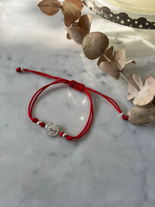 Hilo rojo y san Benito para bebés