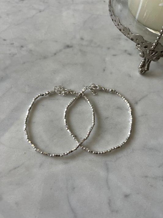 Pulsera ajustable de mostacillas de plata con broche