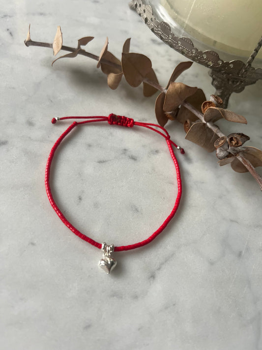 Pulsera hilo rojo de protección  con cristales rojos y corazón  en plata