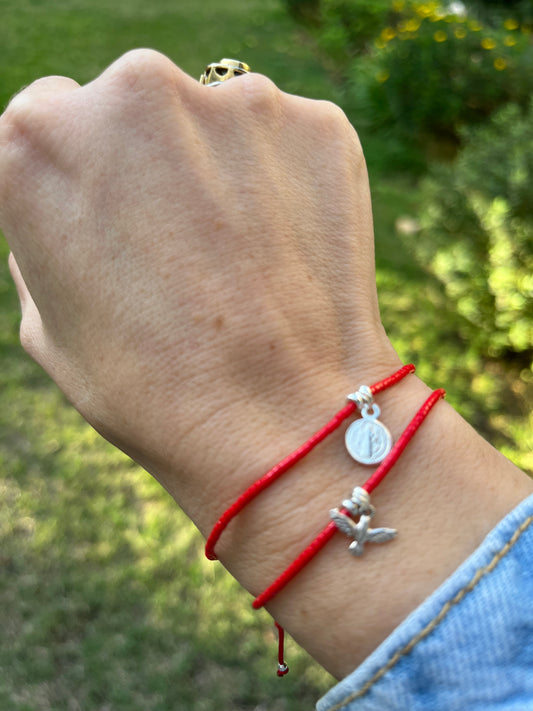 Pulsera de hilo rojo con cristales rojos  y San Benito en plata, ajustable de 15cm a 20cm