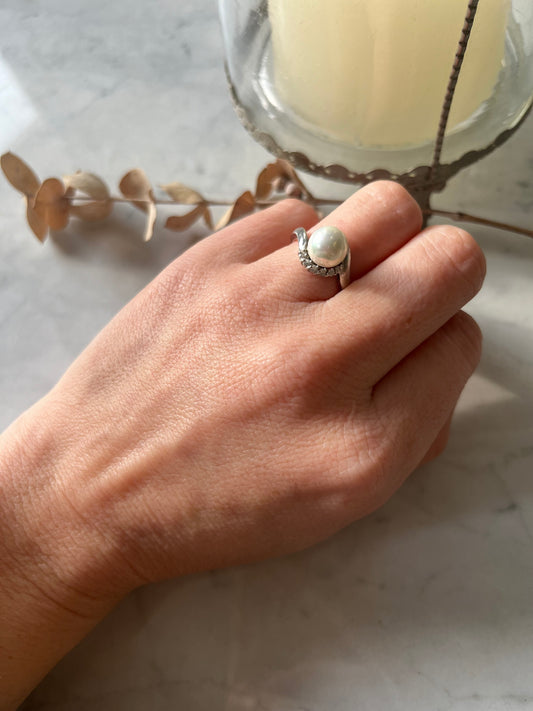 Anillo de plata con perla natural y circones ✨