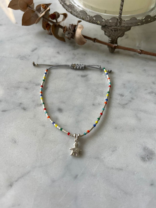 Pulsera hilo gris, mostacillas de plata, , cristales de colores, niño de plata ajustable de 15 a 20cm