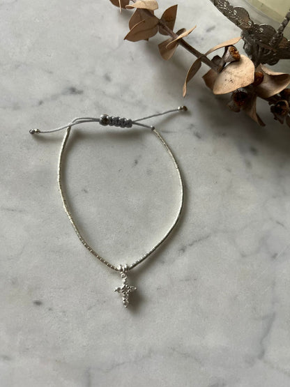 Pulsera cruz de circones,  mostacillas de plata, ajustable de 15cm a 20cm