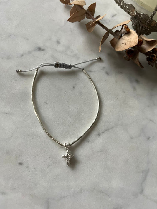Pulsera cruz de circones,  mostacillas de plata, ajustable de 15cm a 20cm