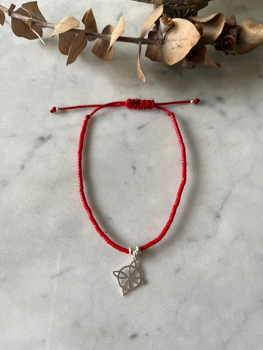 Pulsera hilo rojo de protección  con cristales rojos y Nudo de Bruja en plata, ajsutable de 15cm a 20cm
