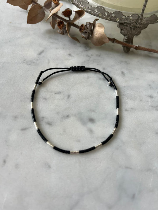 Pulsera hilo negro , cristales de negros, detalles en plata, ajustable de 15 a 20cm