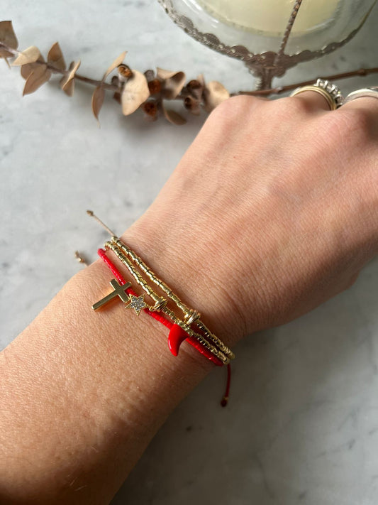 Pulsera hilo rojo con cristales rojos  y cruz en baño de oro, ajustable de 15cm a 20cm