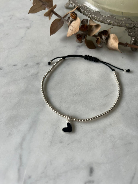 Pulsera Hilo negro con mostacillas de plata y corazón negro