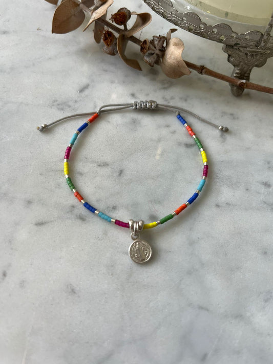Pulsera hilo gris, cristales de colores, detalles en plata y San Benito en Plata, ajustable de 15cm a 20cm