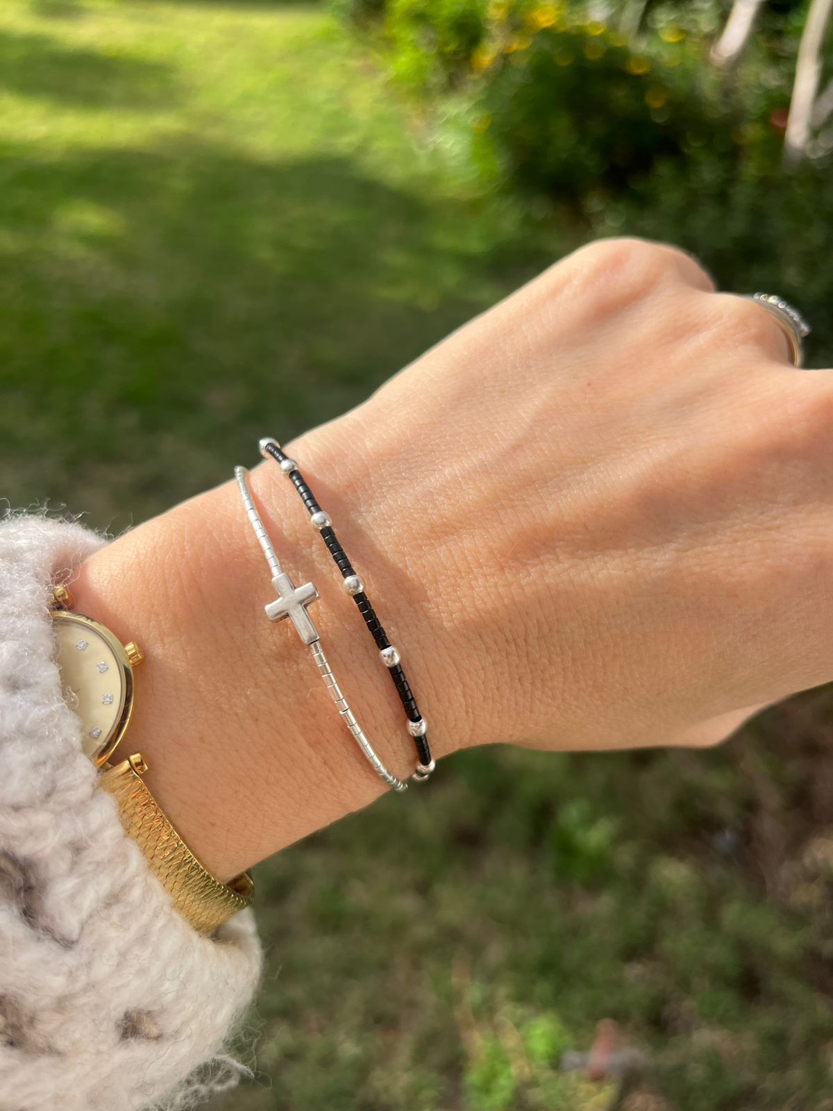 Pulsera  con mostacillas de plata con cruz de plata
