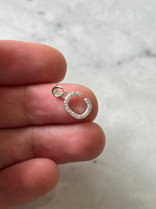 Dije de plata Letra C