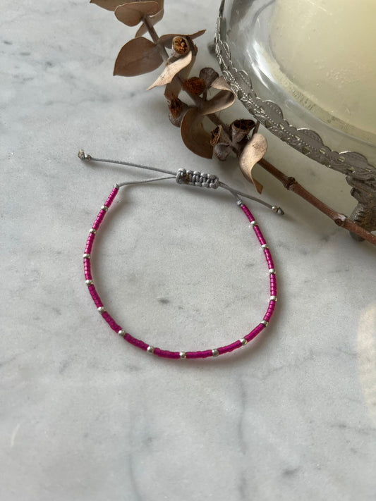 Pulsera de hilo, cristales fucsias y detalles de plata , ajustable de 15cm a 20cm