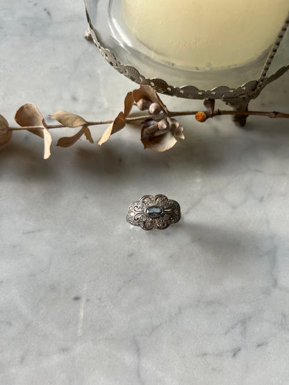 Anillo vintage de plata con piedra central azul y detalles florales ✨