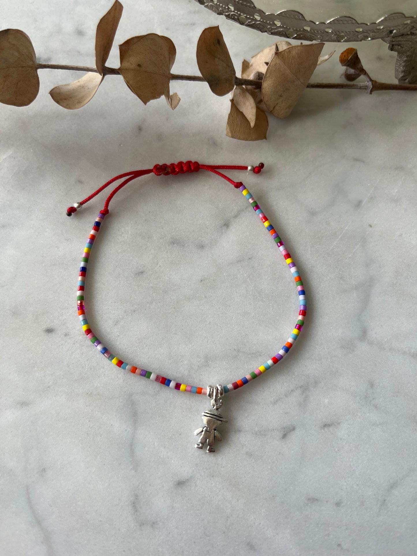 Pulsera de hilo gris, con cristales de colores y niño en plata, ajustable de 15cm a 20cm