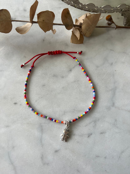 Pulsera de hilo gris, con cristales de colores y niño en plata, ajustable de 15cm a 20cm