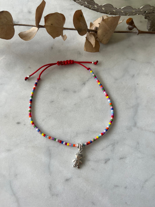 Pulsera de hilo gris, con cristales de colores y niño en plata, ajustable de 15cm a 20cm