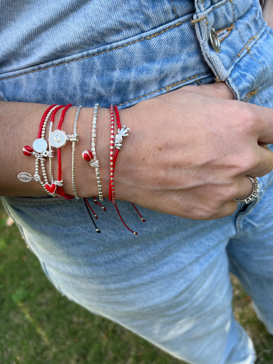 Pulsera de hilo rojo con cristales rojos  y niño en plata, ajustable de 15cm a 20cm