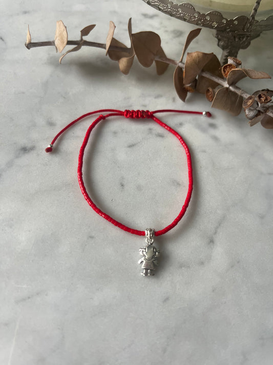 Pulsera de hilo rojo con cristales rojos y charm de niña en plata 925.
Ajustable de 15 cm a 20cm