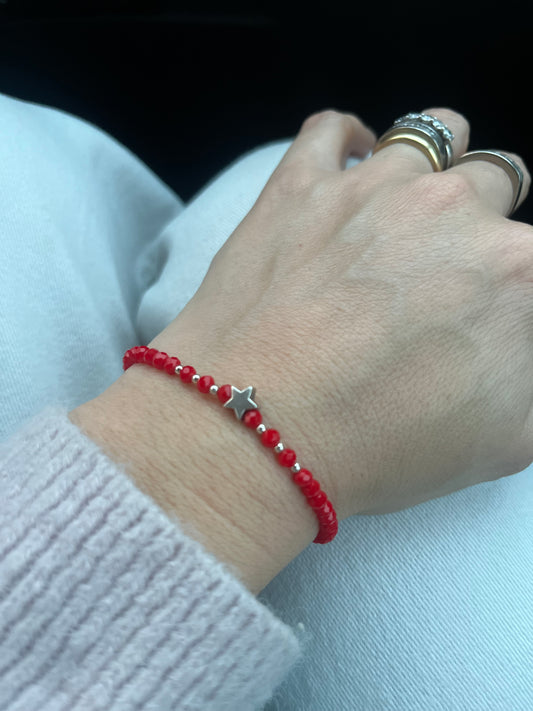 Pulsera hilo rojo, cristales rojos y estrella de plata