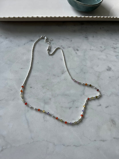 Collar mostacilla de plata circones de colores