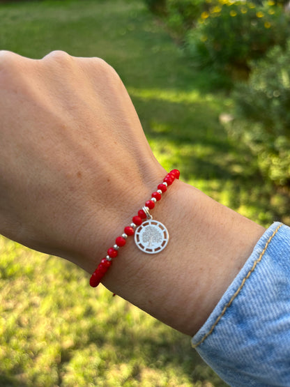 Pulsera de hilo rojo con cristales  mate   y detalles de  plata, y árbol de la vida, ajustable de 15cm a 20cm