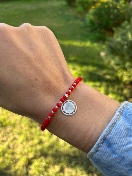 Pulsera de hilo rojo con cristales  mate   y detalles de  plata, y árbol de la vida, ajustable de 15cm a 20cm