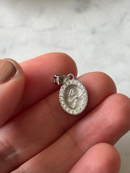 Medalla Santa Rita en plata con delicados circones