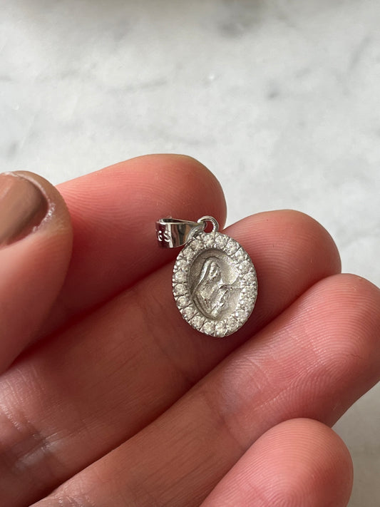 Medalla Santa Rita en plata con delicados circones