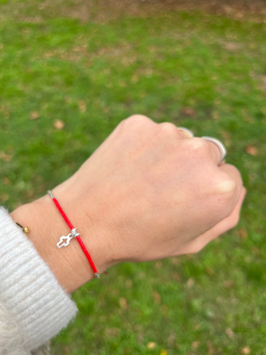 Pulsera de protección hilo gris con cristales rojos, mostacilla de plata y cruz de plata, ajustable de 15cm a 20cm