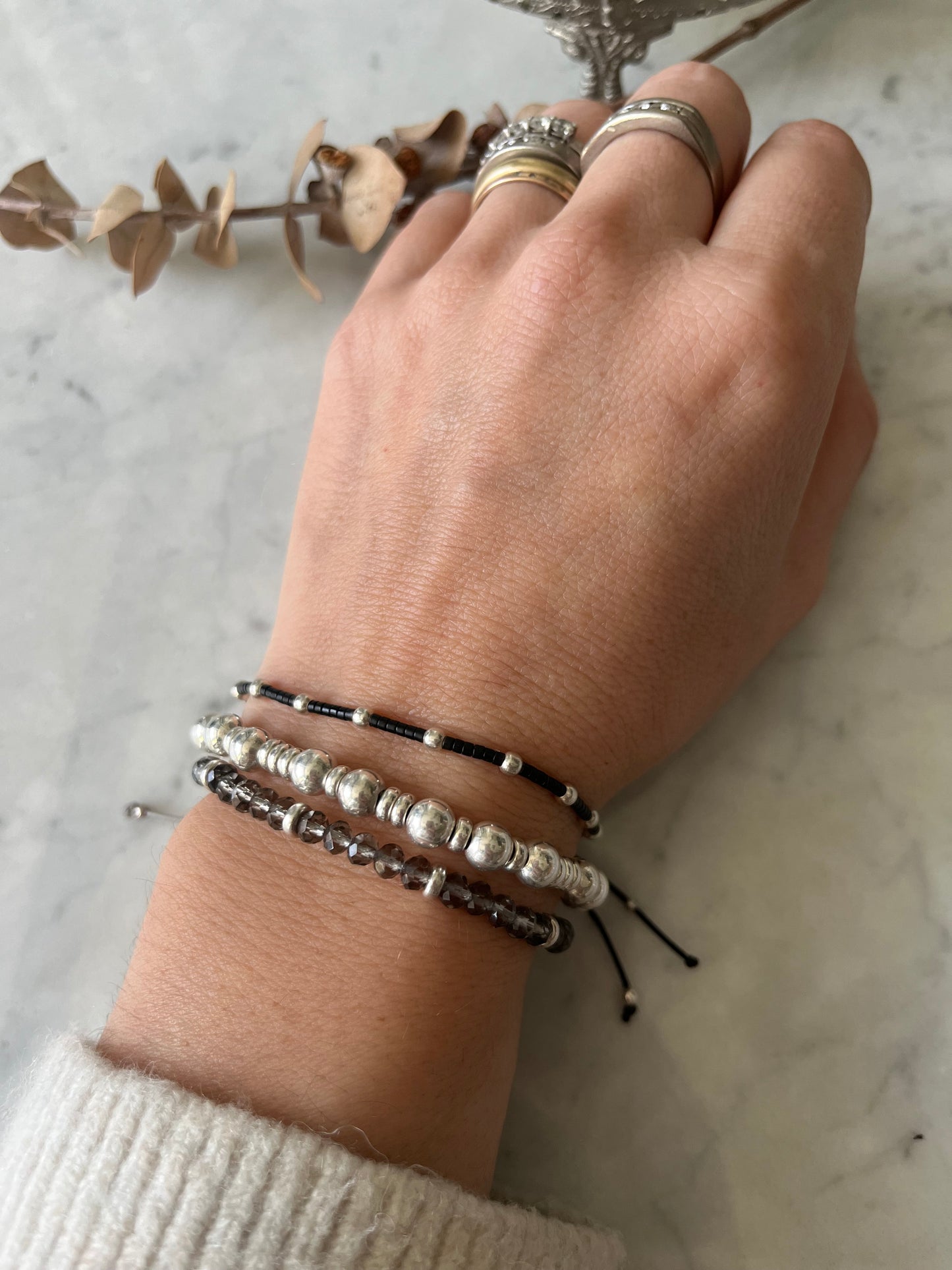 Pulsera hilo gris cristales grises, detalles de plata, ajustable de 15cm a 20cm