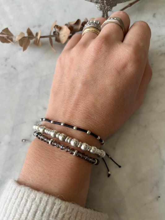Pulsera hilo gris cristales grises, detalles de plata, ajustable de 15cm a 20cm