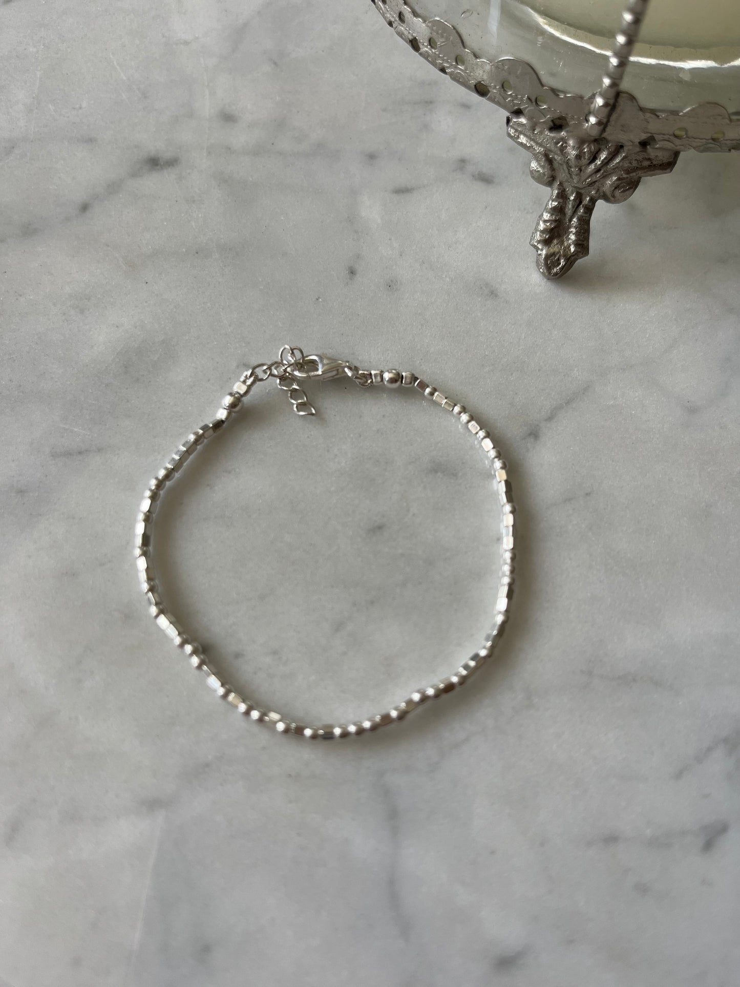 Pulsera ajustable de mostacillas de plata con broche