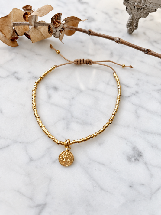 Pulsera de hilo con San Benito en baño de oro 24K